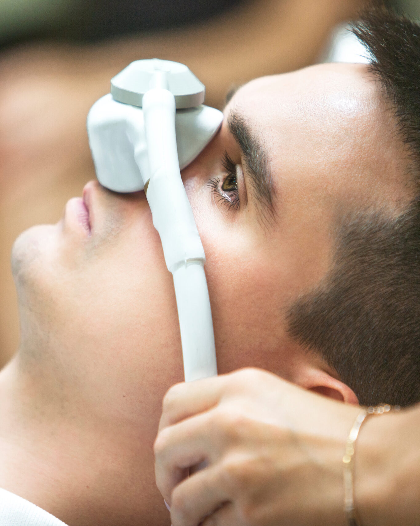 doctor makes the patient anesthesia